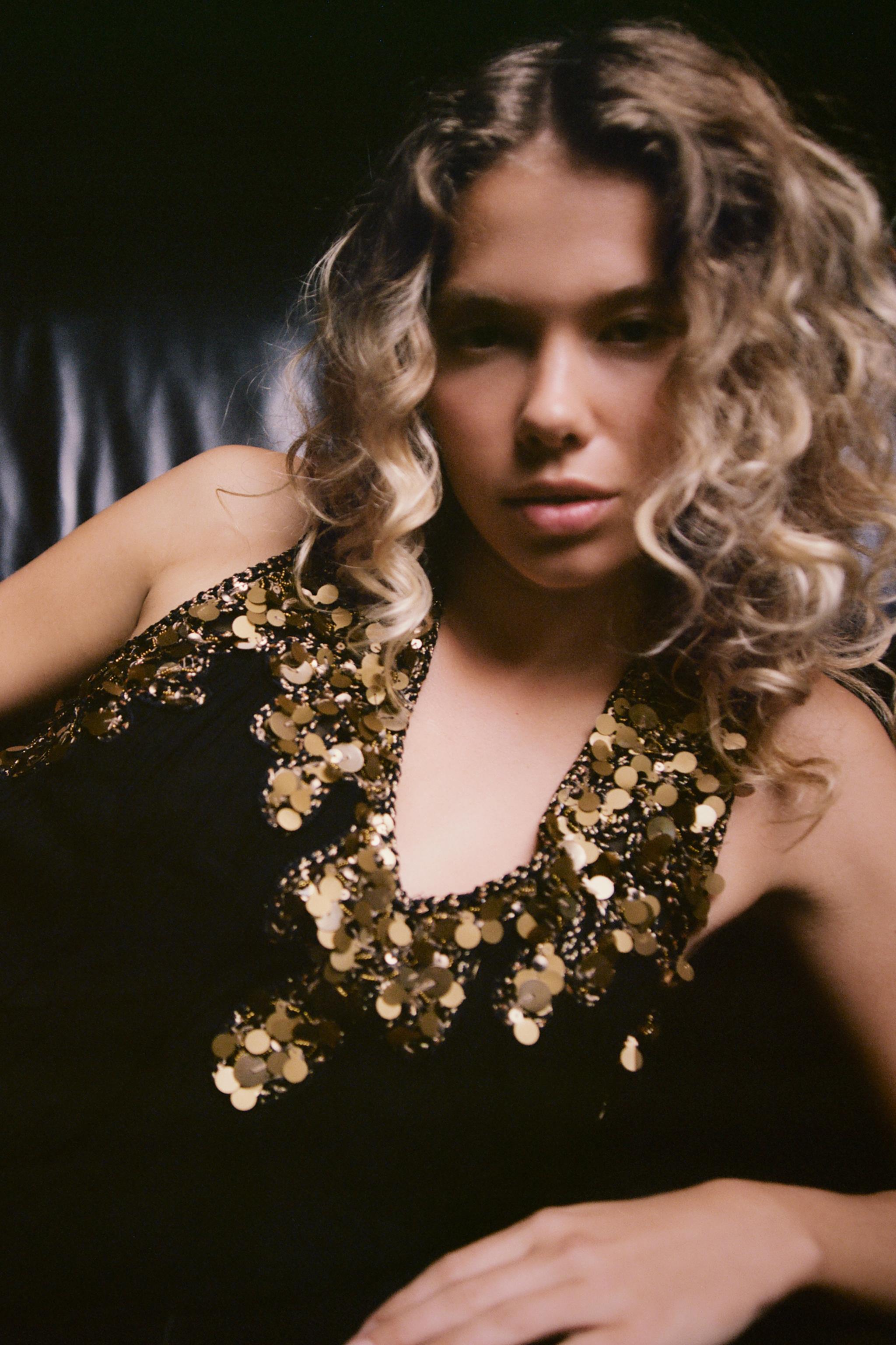 ROBE PLISSÉE EN CRÊPE GEORGETTE ET PAILLETTES